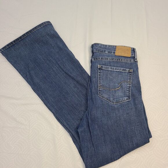 NWT Signature Levi Strauss Women’s Size W28x30L Flare High-Rise Light Wash Denim - Picture 9 of 11